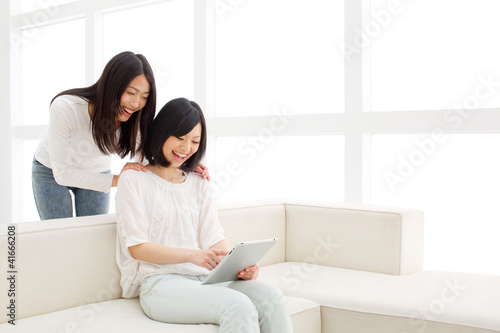 Photo: タブレットPCを使う女の子 タブレットPCを使う女の子