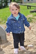 Mädchen auf dem Spielplatz im Sandkasten