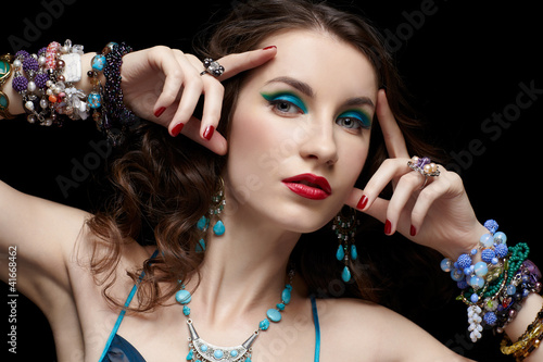 Foto: beautiful woman in jewelry beautiful woman in jewelry