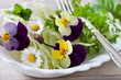 Salat mit Blüten