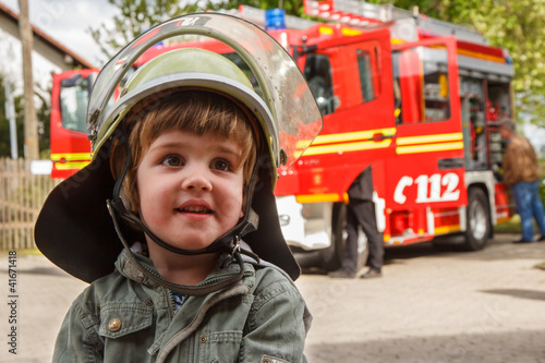 Photo: Kleiner Junge mit Feuerwehrhelm Kleiner Junge mit Feuerwehrhelm