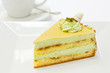Foto: Slice of pistachio sponge cake with fondant icing and coffee Slice of pistachio sponge cake with fondant icing and coffee