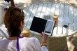 Donna con e-reader in spiaggia