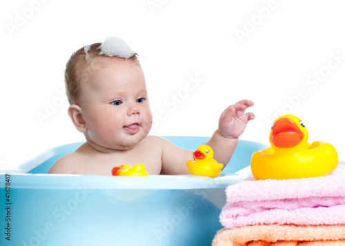 Foto: baby kid taking bath and playing baby kid taking bath and playing