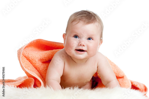 Foto: Adorable happy baby in colorful towel Adorable happy baby in colorful towel