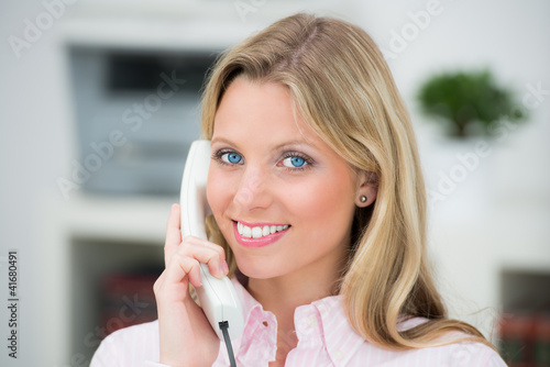 Photo: hübsche mitarbeiterin am telefon hübsche mitarbeiterin am telefon