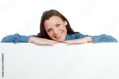 Photo: glückliche frau mit reklametafel glückliche frau mit reklametafel