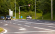 Autos fahren auf markierten Fahrstreifen