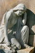 Frauenskulptur auf Friedhof