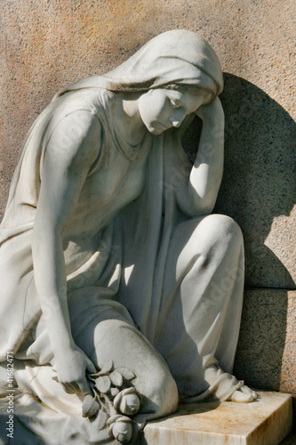 Foto: Frauenskulptur auf Friedhof Frauenskulptur auf Friedhof