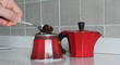 Riempire di caffè la moka