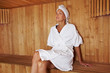 Seniorin erholt sich in Sauna