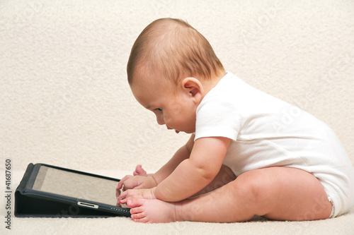 Photo: Baby mit Computer Baby mit Computer