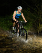 Mountainbiker durchquert Bachbett