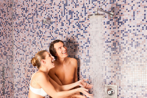 Photo: Junges Paar unter einer Erlebnisdusche Junges Paar unter einer Erlebnisdusche