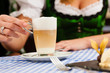 Junge Frau in Bayerischer Tracht in Restaurant