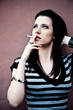 jeune femme brune et cigarette