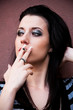 jeune femme brune et cigarette