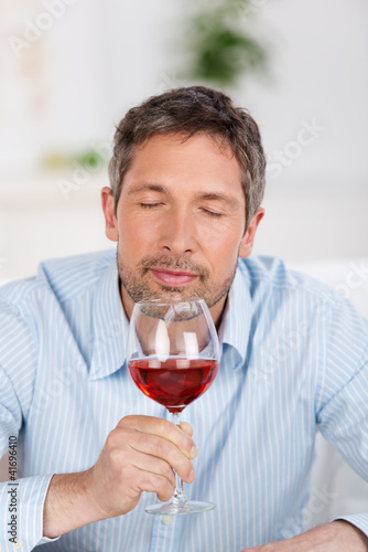 Photo: mann genießt rotwein mann genießt rotwein