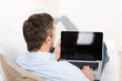 Photo: mann mit laptop auf dem sofa mann mit laptop auf dem sofa