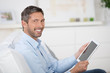 mann arbeitet mit tablet-pc zu hause mann arbeitet mit tablet-pc zu hause