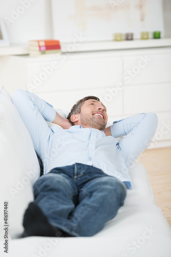 Foto: mann liegt auf dem sofa mann liegt auf dem sofa