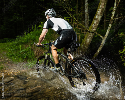 Photo: Mountainbiker durchquert Bachbett Mountainbiker durchquert Bachbett