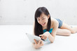 タブレットPCを使う女の子