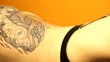 Video: chica tatuaje chica tatuaje
