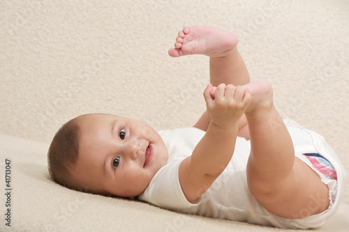 Foto: Happy baby gambling with here feet's Happy baby gambling with here feet's