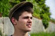 Jeune homme et une casquette. Jeune homme et une casquette.