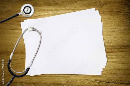 Foto: doctors stethoscope blank paper doctors stethoscope blank paper