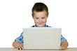 Junge mit Notebook (freigestellt)