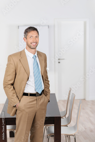 Photo: geschäftsmann im besprechungsraum geschäftsmann im besprechungsraum