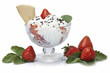 Postre de fresas con nata en una copa decorada.