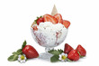 Copa de fresas con nata decorada con sus hojas y flores.