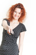 frau mit fernbedienung