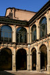 cortile con archi