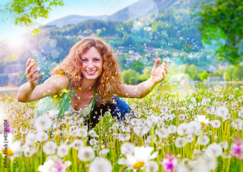Photo: Mädchen wirft Pusteblumen in die Luft / dandelion-2 Mädchen wirft Pusteblumen in die Luft / dandelion-2