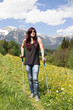 Frau mit Krücken in Natur / Schladming