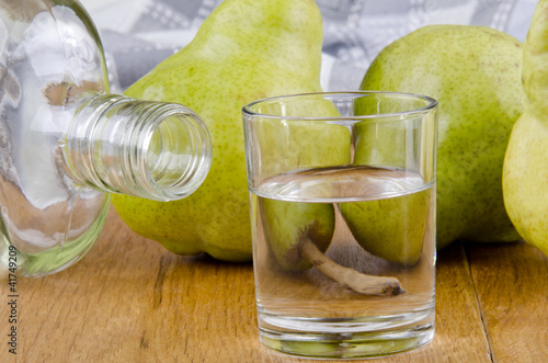 Foto: fruit brandy in a glass and fresh pears fruit brandy in a glass and fresh pears
