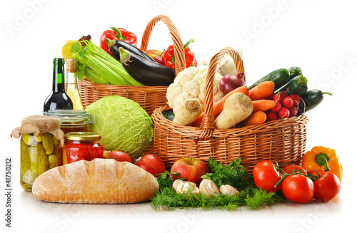 Foto: Wicker basket and grocery isolated on white Wicker basket and grocery isolated on white