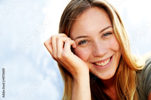 Foto: Portrait of beautiful blond smiling woman Portrait of beautiful blond smiling woman