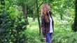 Frau bei einem Spaziergang Frau bei einem Spaziergang