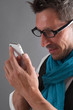 Foto: Networking - Mann mit Smartphone Networking - Mann mit Smartphone