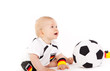 kleiner fussballfan beim fernsehen