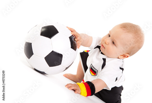 Foto: kleiner fussballer im trikot kleiner fussballer im trikot