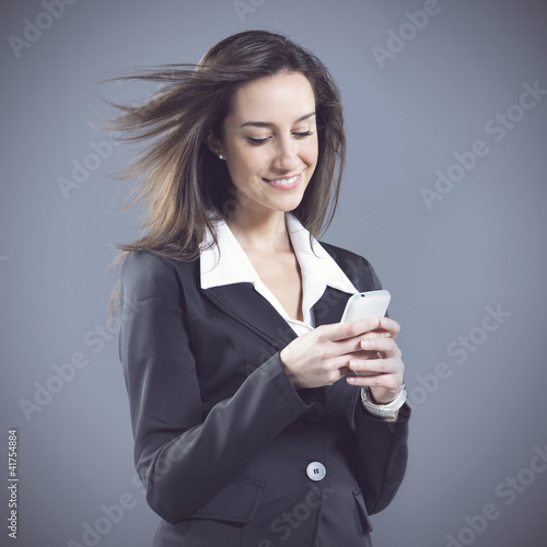 Foto: woman business, text messaging on cell phone woman business, text messaging on cell phone