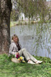 junge frau am teich