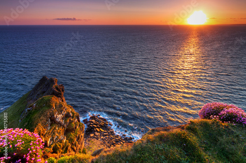Foto: Cliffs of Moher at sunset in Co. Clare, Ireland Cliffs of Moher at sunset in Co. Clare, Ireland